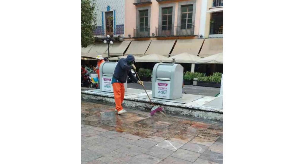Realizan lavado de papeleros y soterrados en el Centro Histórico de Puebla.