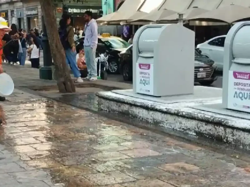Realizan lavado de papeleros y soterrados en el Centro Histórico de Puebla.
