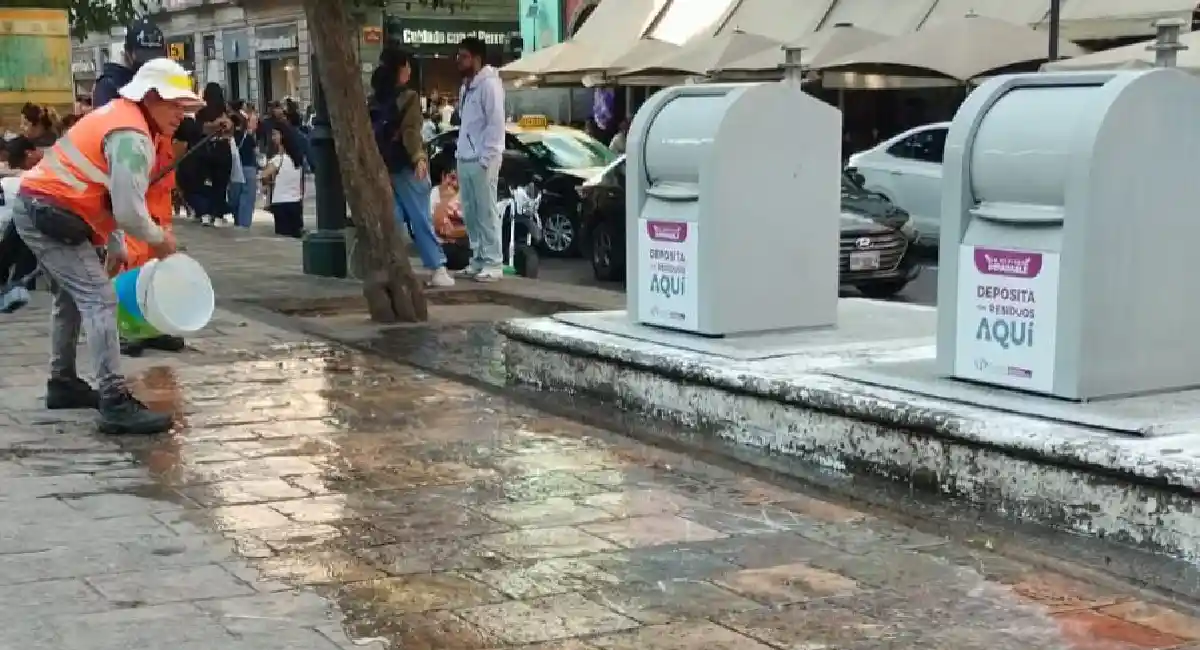 Realizan lavado de papeleros y soterrados en el Centro Histórico de Puebla.
