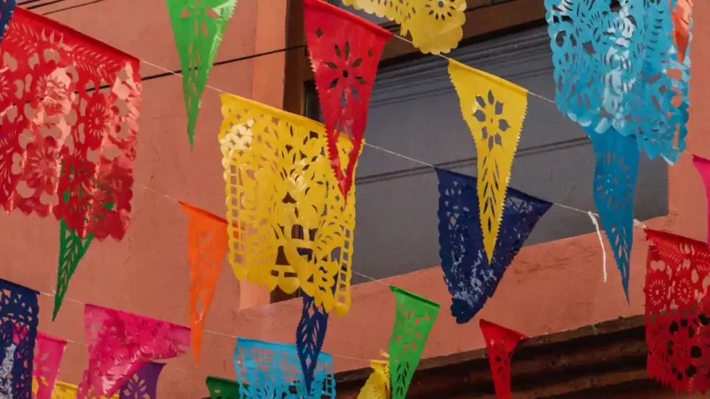 Decoración mexicana de papel picado de colores.
