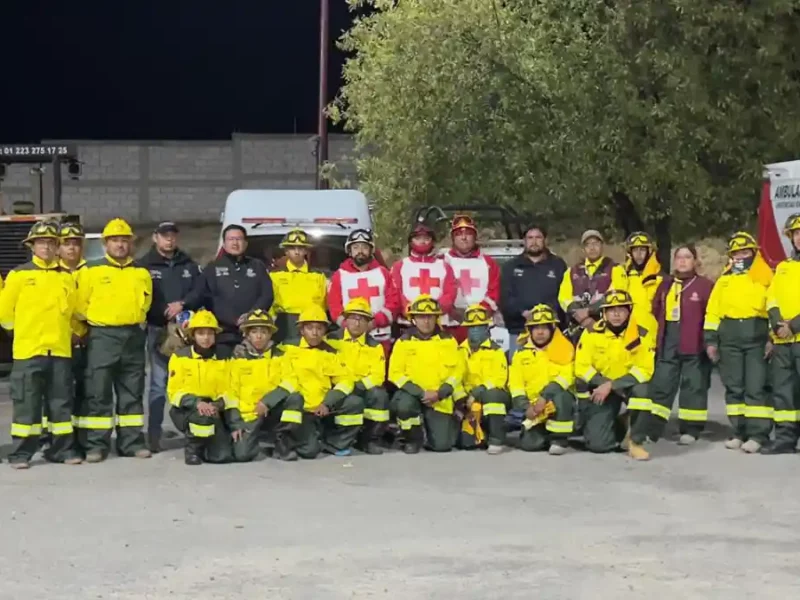 Cuerpos de rescate que participaron en el rescate de senderistas que cayeron en un barranco en Quimixtlán .