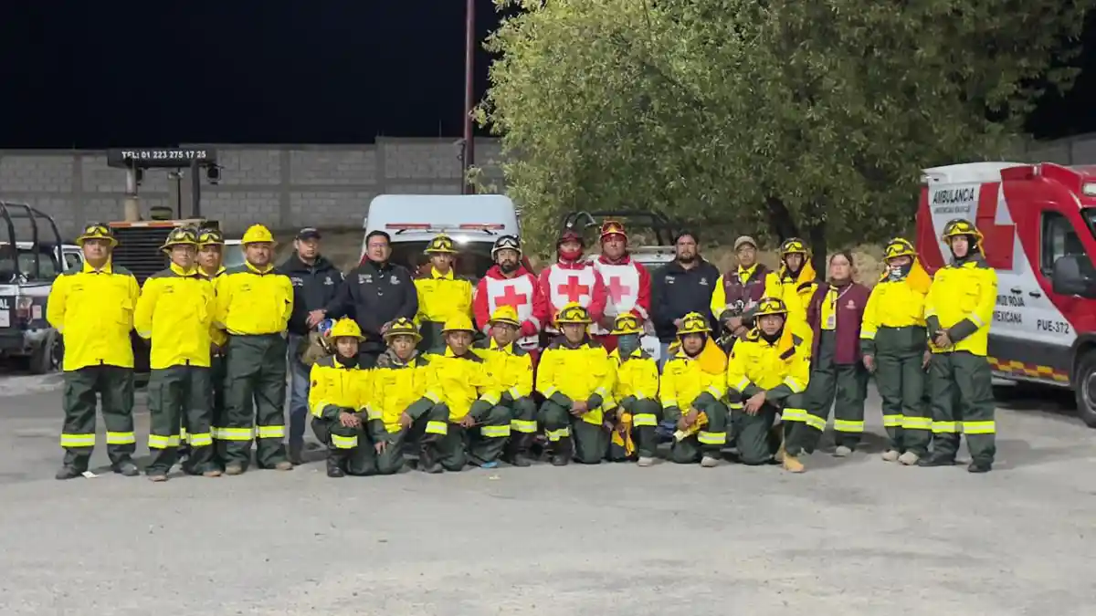 Cuerpos de rescate que participaron en el rescate de senderistas que cayeron en un barranco en Quimixtlán .