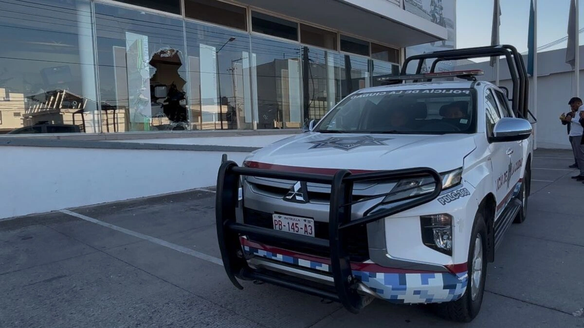 Dan cristalazo a la agencia BMW del bulevar Esteban de Antuñano