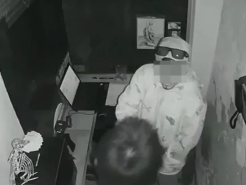 VIDEO: Asaltan en menos de un minuto estacionamiento cerca del IMSS San José