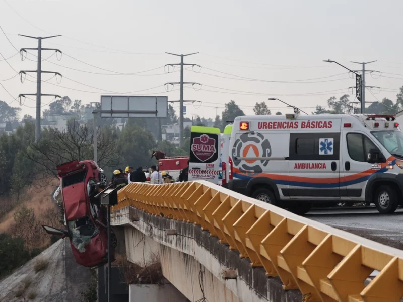 VIDEO: Así rescataron a los tripulantes del vehículo que quedó colgando en Periférico Ecológico