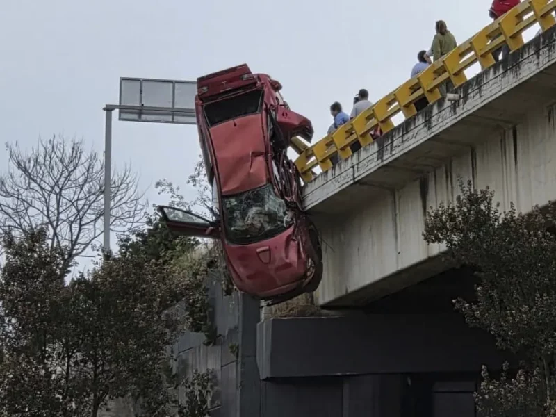 Lluvia deja varios accidentes y hasta un auto colgando en Periférico Ecológico