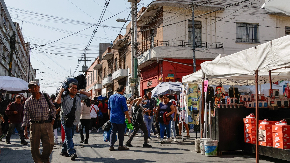 Detienen a tres durante un velorio y comerciantes bloquean calles del Centro Histórico