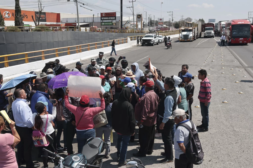 La mañana de este jueves 5 de marzo pobladores de San Miguel Espejo, junta auxiliar de la capital poblana, se manifestaron para exigir la reincorporación de la ruta 100, la cual dejó de dar servicio tras no cumplir con la revista vehicular.