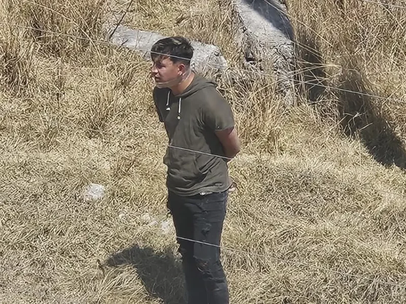 Roban auto de plataforma y dejan a chofer amarrado en Bosques de Chapultepec