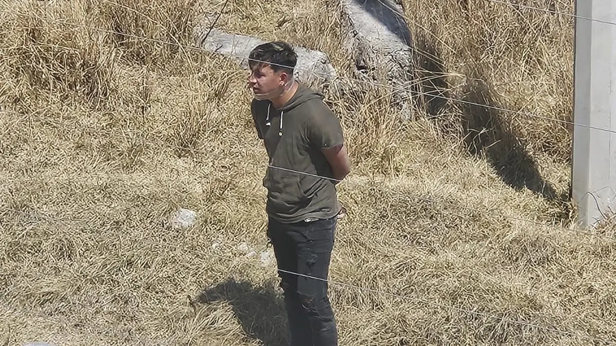 Roban auto de plataforma y dejan a chofer amarrado en Bosques de Chapultepec