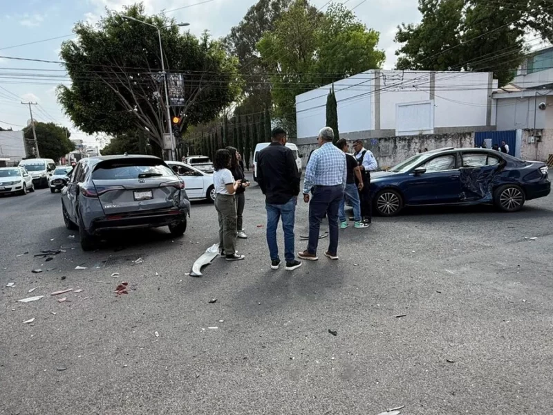 Buscan a conductor que provocó aparatoso choque en la colonia Anzures 