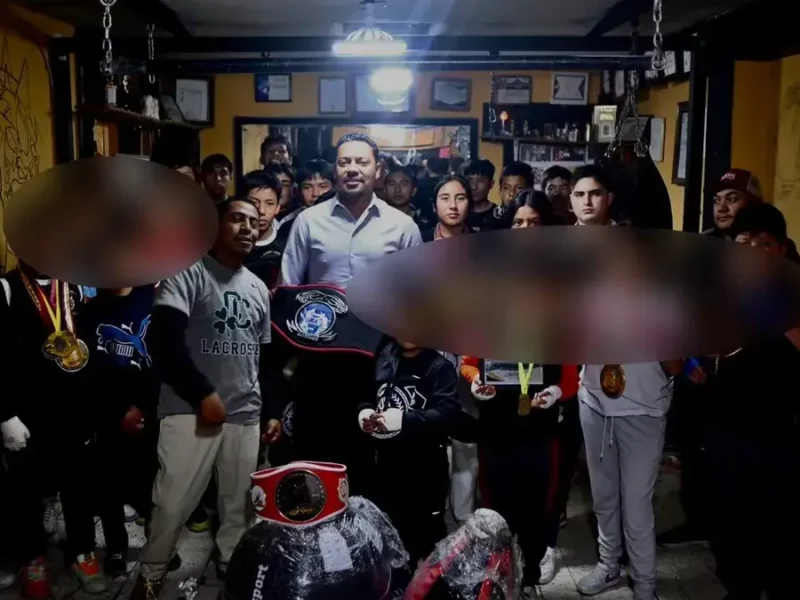 Andrés Villegas entrega equipo deportivo a la academia de boxeo Wolf Sport en Ciudad Serdán