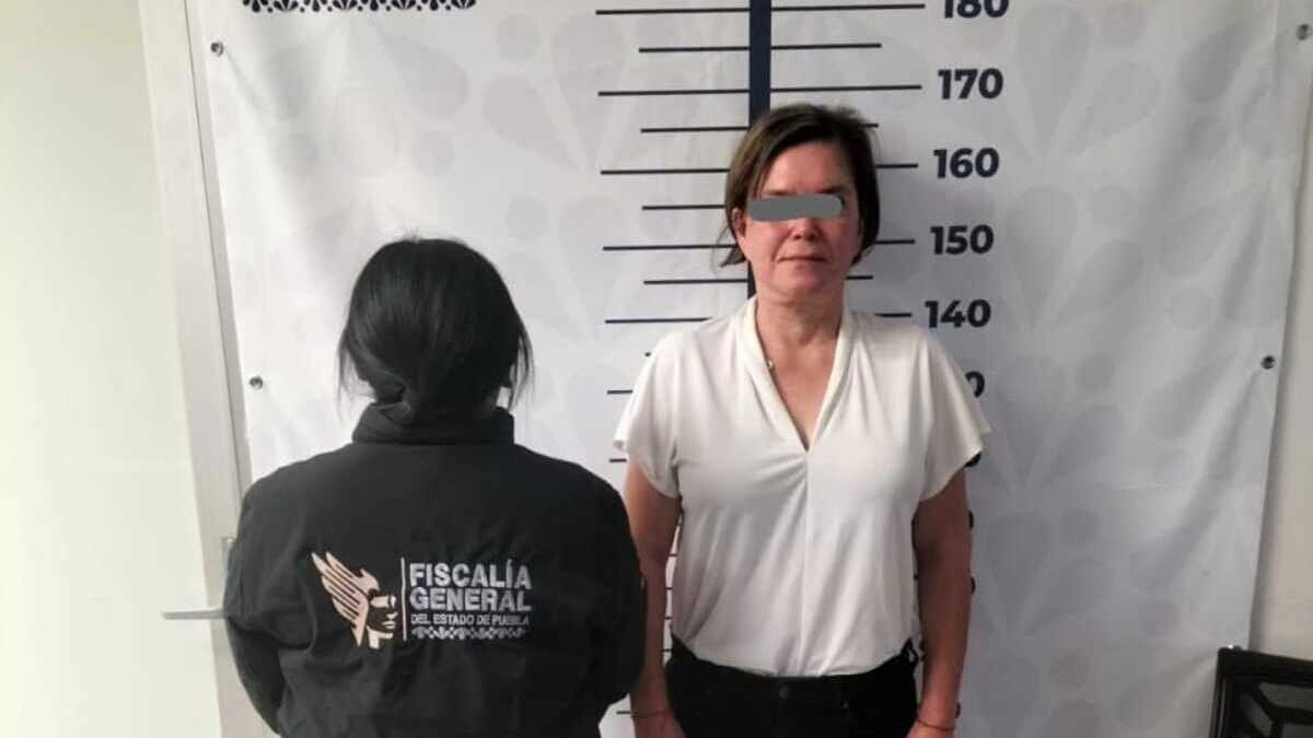 Agentes de la FGE de Puebla detuvieron a una exdiputada de Veracruz, Gabriela Arango Gibb, por el delito de retención de menores en agravio de su propia nieta. 