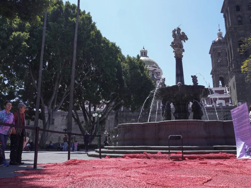 Colocan en la plancha del Zócalo de Puebla la exposición “Sangre de mi sangre”