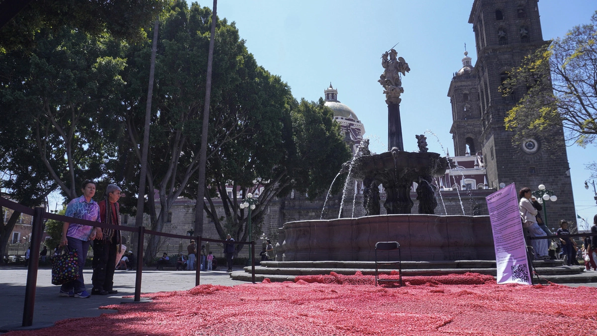 Colocan en la plancha del Zócalo de Puebla la exposición “Sangre de mi sangre”