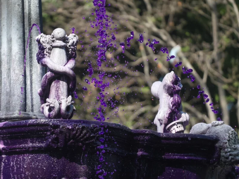 8M: Pintan de morado agua de la fuente del Zócalo de Puebla