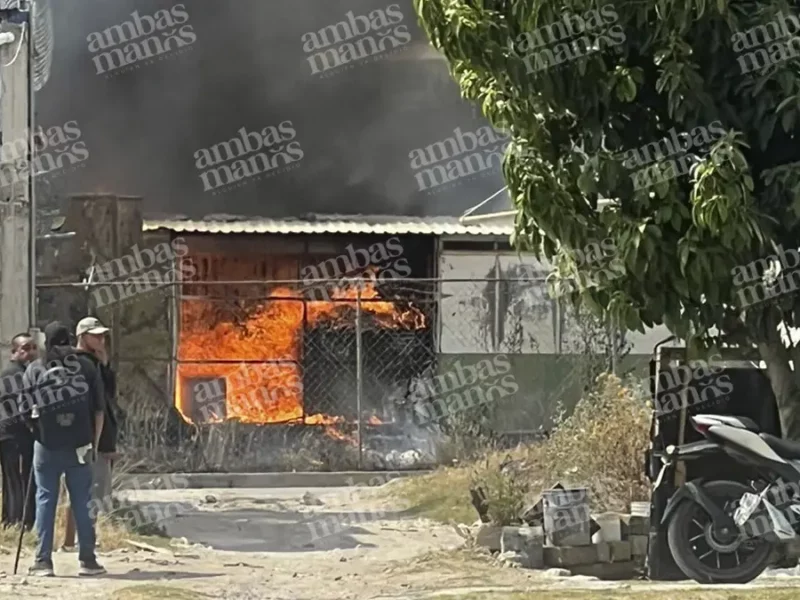 Incendio de pastizal se sale de control y alcanza una bodega en Cuautlancingo