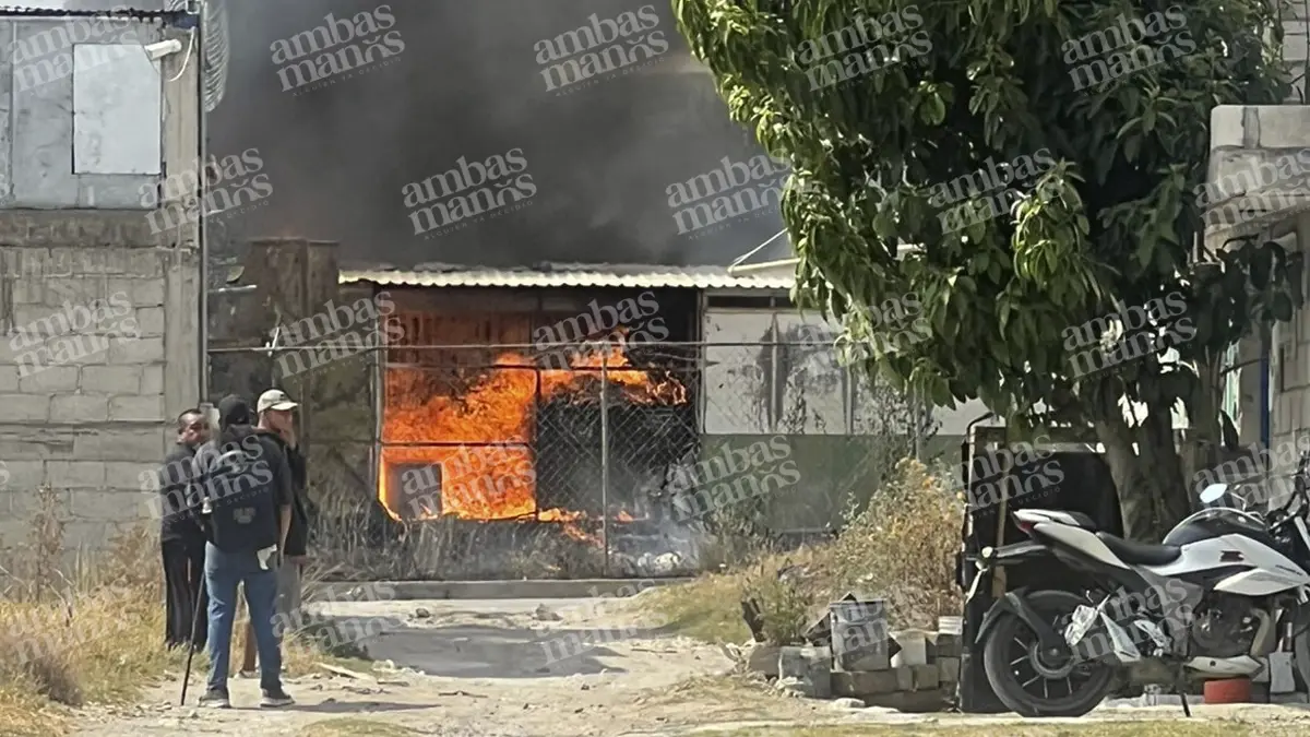 Incendio de pastizal se sale de control y alcanza una bodega en Cuautlancingo