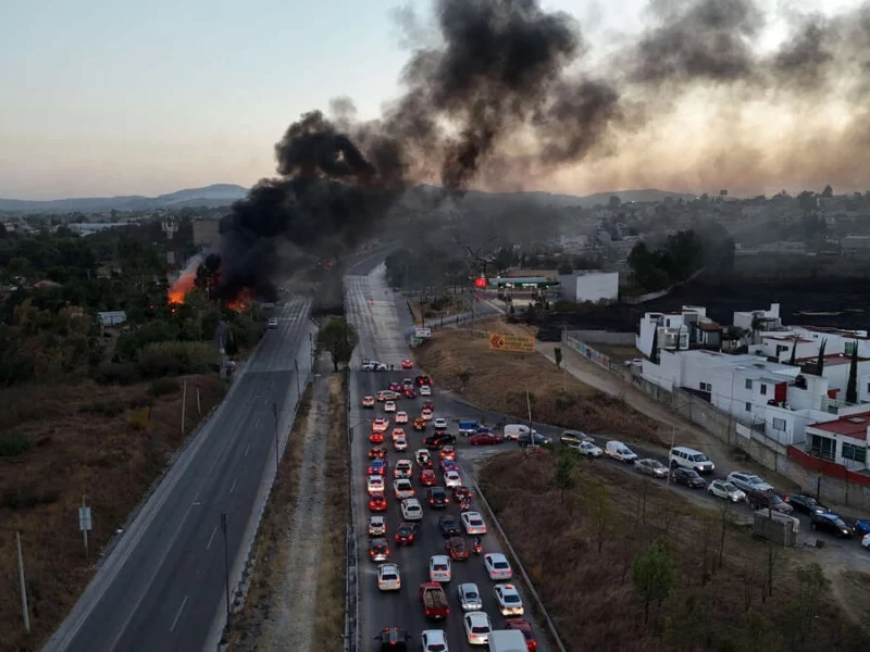 Incendio en Valsequillo desquicia el Periférico Ecológico