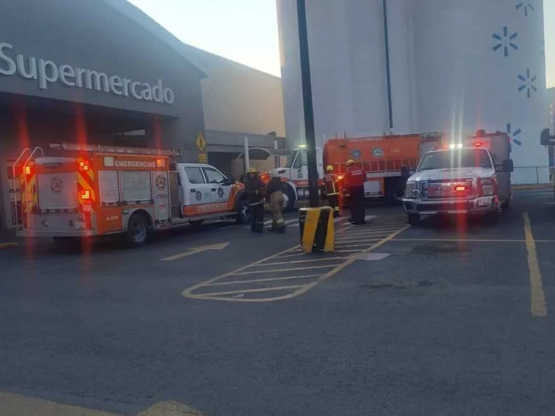 Incendio en Walmart de la colonia Cementos Atoyac moviliza a cuerpos de emergencia  