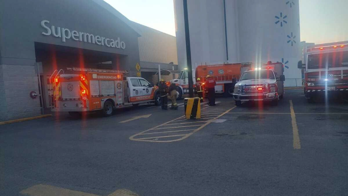 Incendio en Walmart de la colonia Cementos Atoyac moviliza a cuerpos de emergencia  