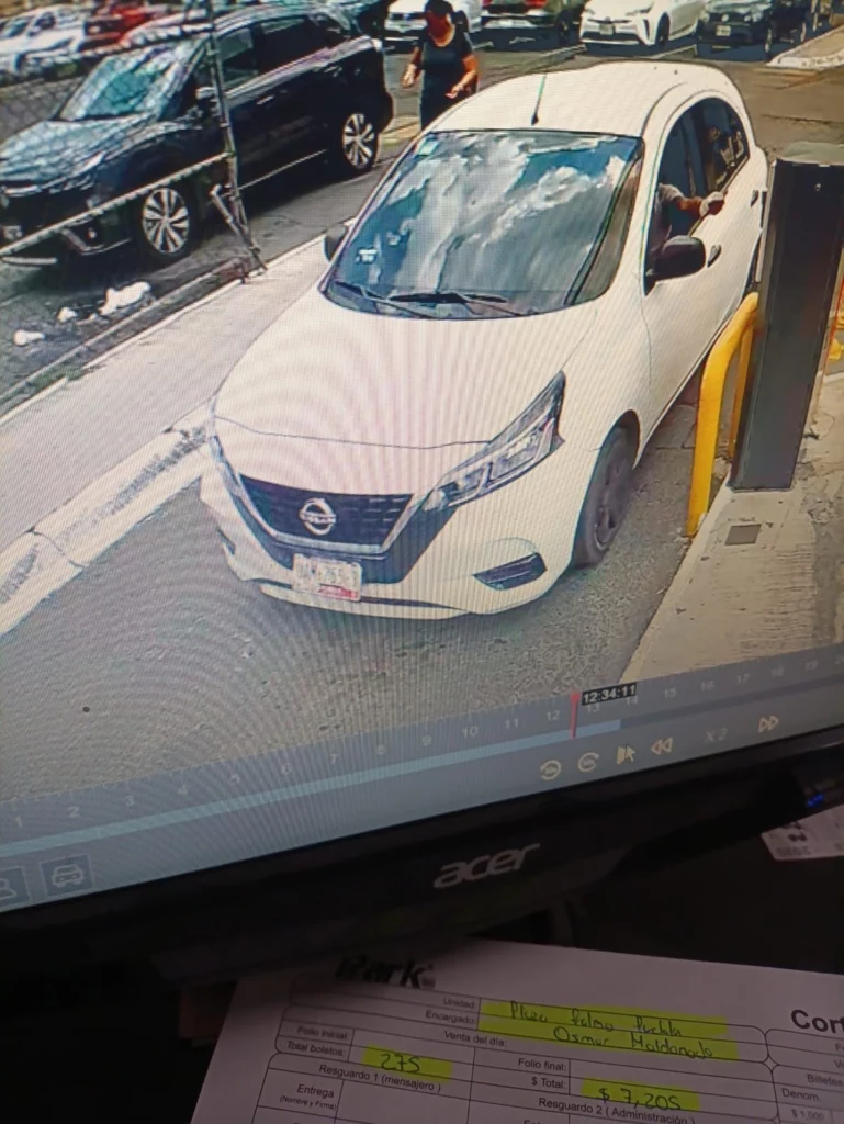 Delincuentes intentaron robar una motocicleta estacionada en la plaza comercial Palmas Plaza, ubicada en el municipio de San Andrés Cholula, Puebla.