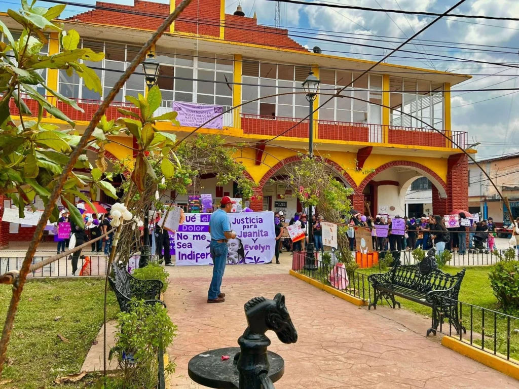 Habitantes de Mecapalapa, Pantepec marcharon este fin de semana para exigir justicia por el feminicidio de Evelyn, de 13 años y su abuelita Juanita, de 58.
