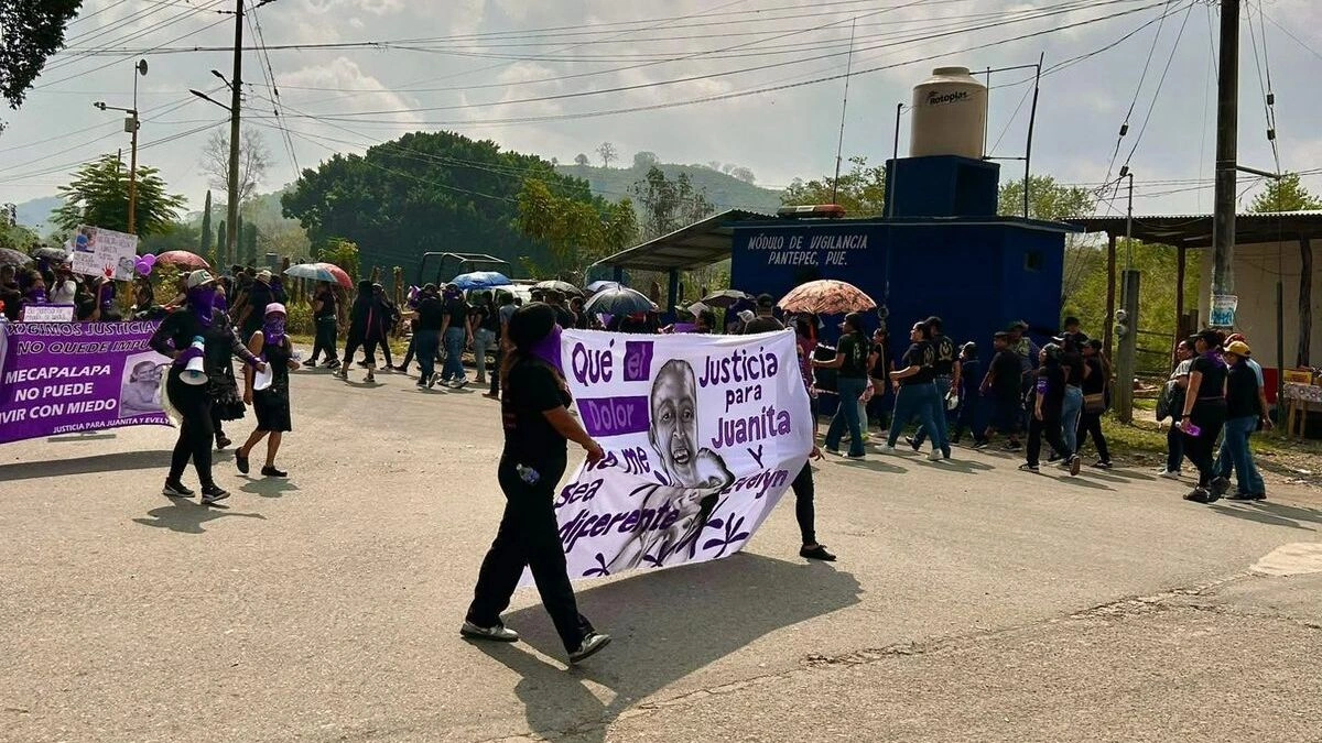 Marchan en Pantepec para exigir justicia por Evelyn y Juanita, víctimas de feminicidio