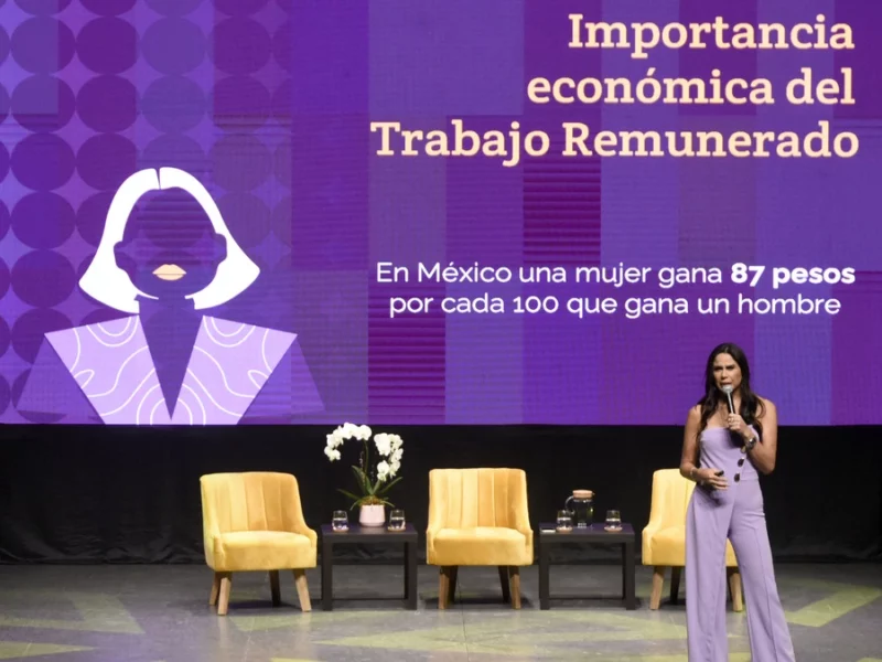 Imparte conferencia la periodista Paola Rojas en la BUAP