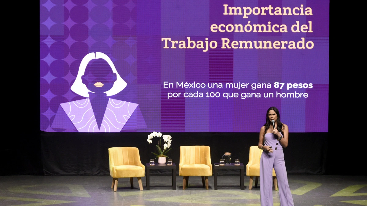 Imparte conferencia la periodista Paola Rojas en la BUAP