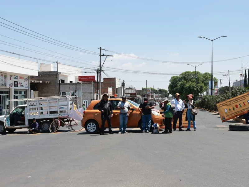 Integrantes de pueblos originarios cierran la carretera federal México-Puebla  
