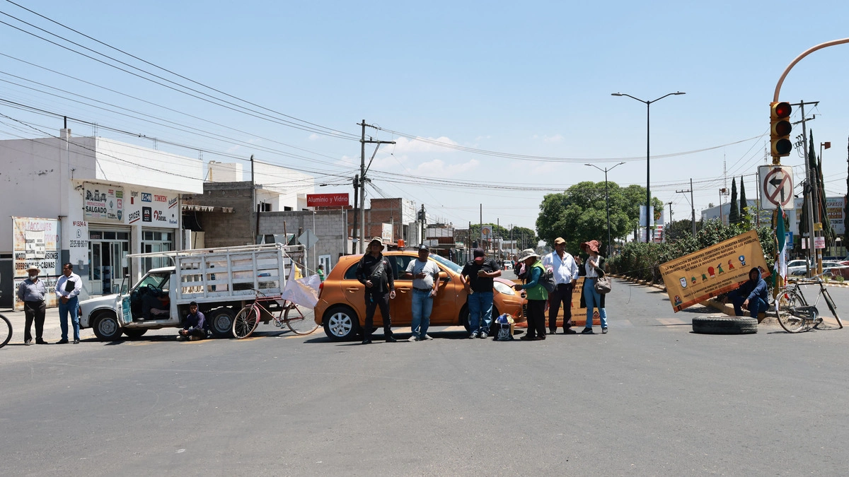 Integrantes de pueblos originarios cierran la carretera federal México-Puebla  