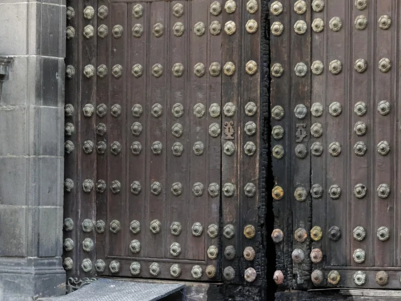 Inician los trabajos de restauración de la puerta de la Catedral de Puebla  