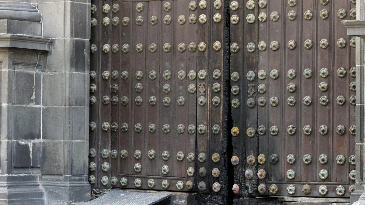 Inician los trabajos de restauración de la puerta de la Catedral de Puebla  