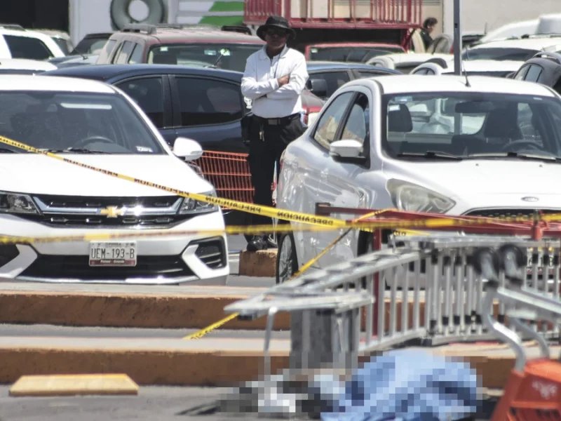 Muere trabajador al caer de una escalera en estacionamiento de Plaza Cruz del Sur