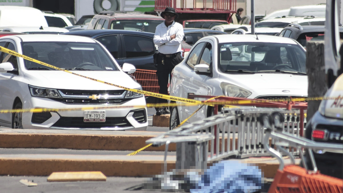 Muere trabajador al caer de una escalera en estacionamiento de Plaza Cruz del Sur