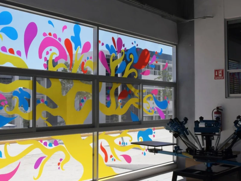 Estudiantes BUAP plasman creatividad en ventanales de edificios de CU2