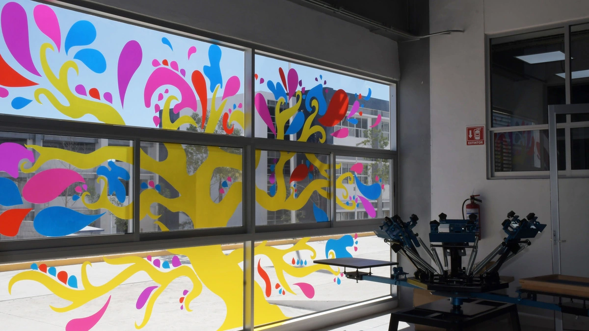 Estudiantes BUAP plasman creatividad en ventanales de edificios de CU2