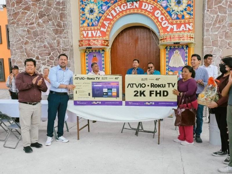 Andrés Villegas entrega apoyos al barrio de San Juan, Tecamachalco