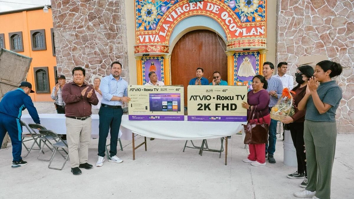 Andrés Villegas entrega apoyos al barrio de San Juan, Tecamachalco