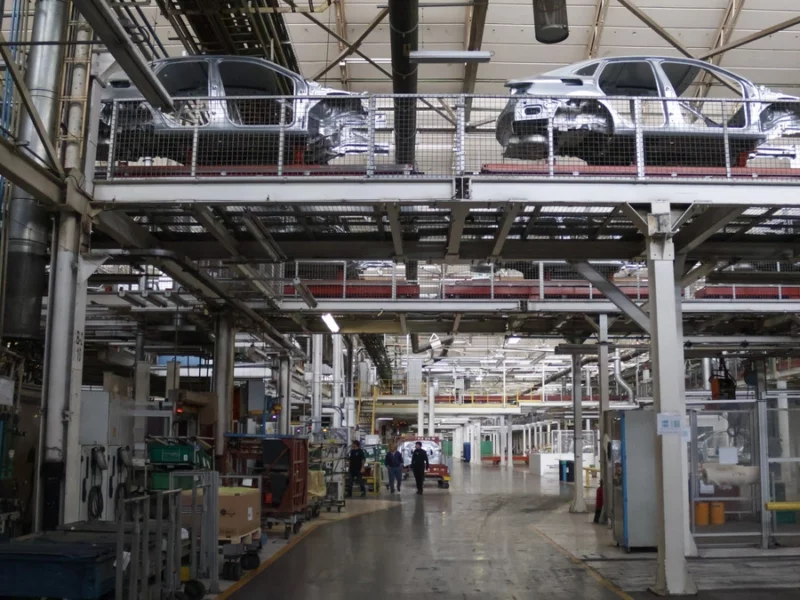 Volkswagen busca diversificar mercados; no contemplan despidos en Puebla: Ebrard