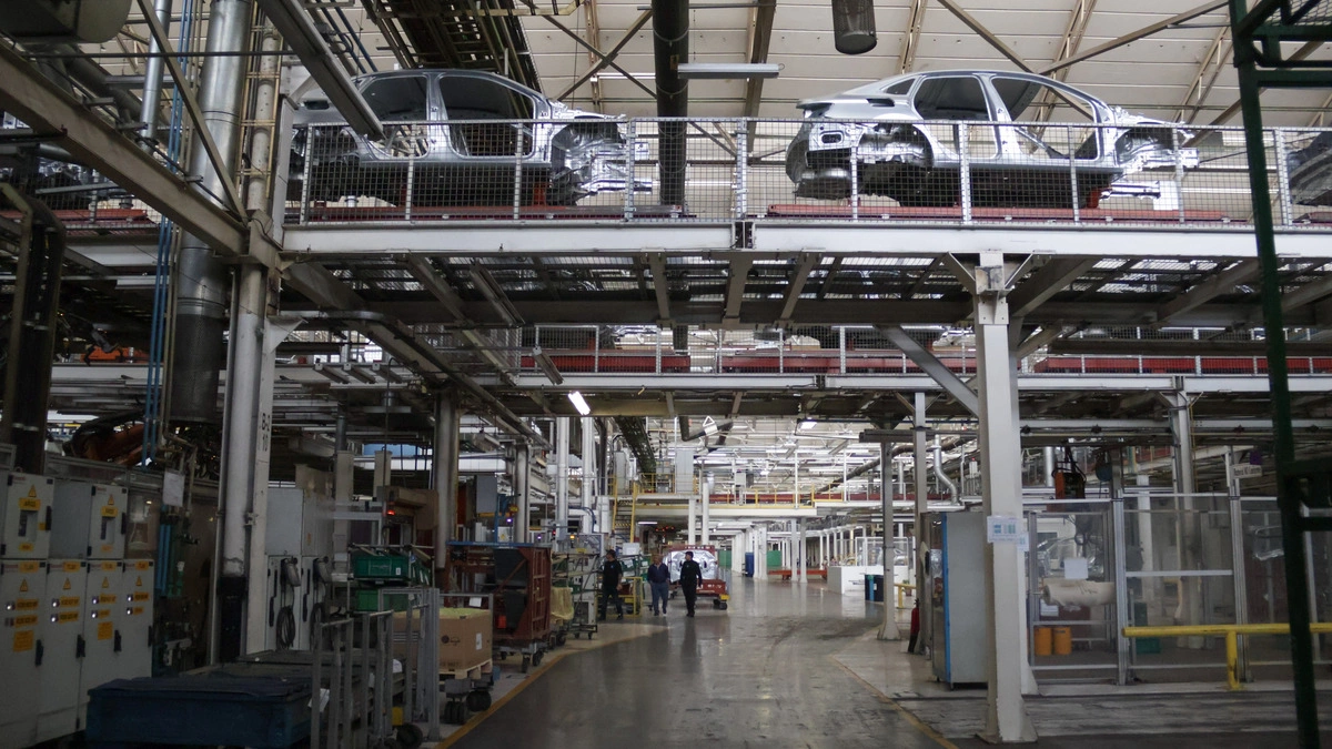 Volkswagen busca diversificar mercados; no contemplan despidos en Puebla: Ebrard