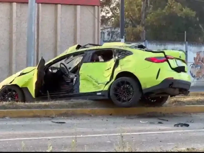 Trágico accidente en la carretera Puebla-Tlaxcala; mujer muere al salir expulsada de un BMW.