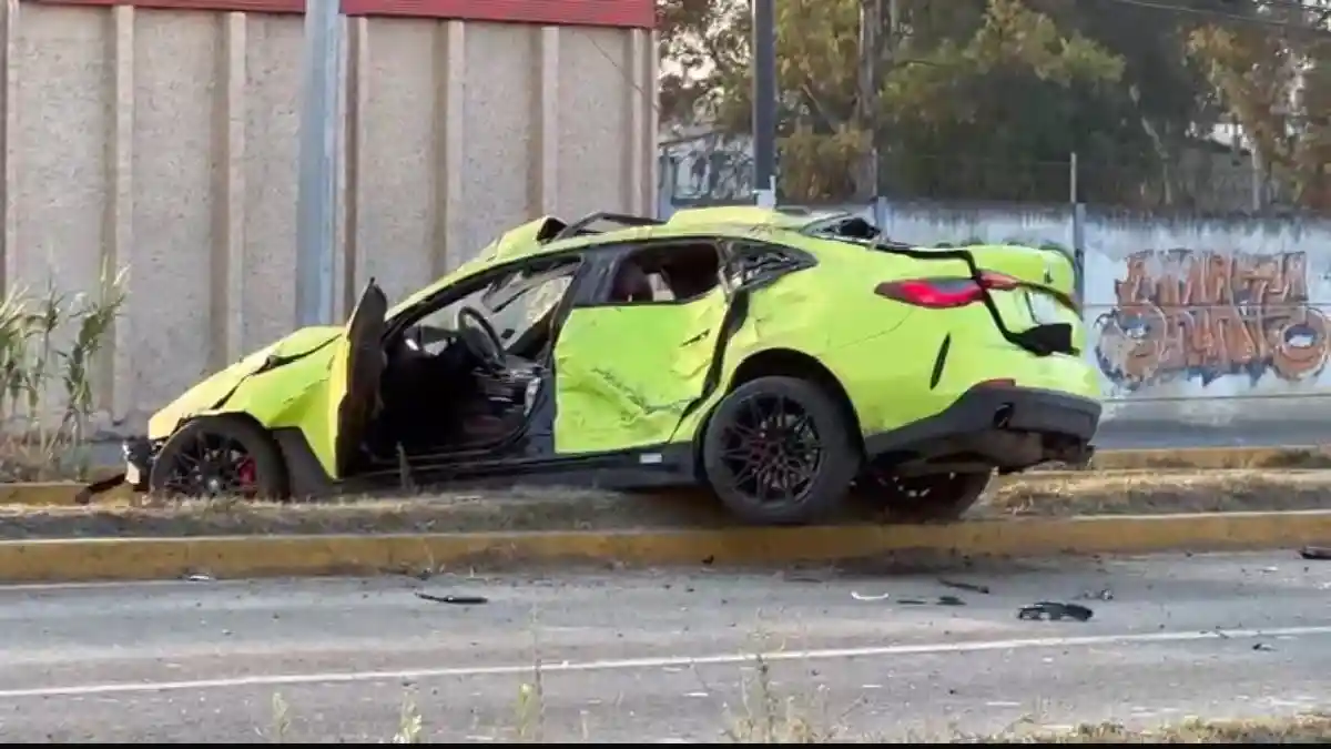 Trágico accidente en la carretera Puebla-Tlaxcala; mujer muere al salir expulsada de un BMW.