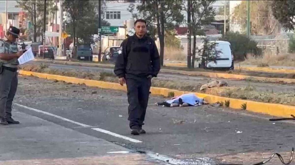 Trágico accidente en la carretera Puebla-Tlaxcala; mujer muere al salir expulsada de un BMW.