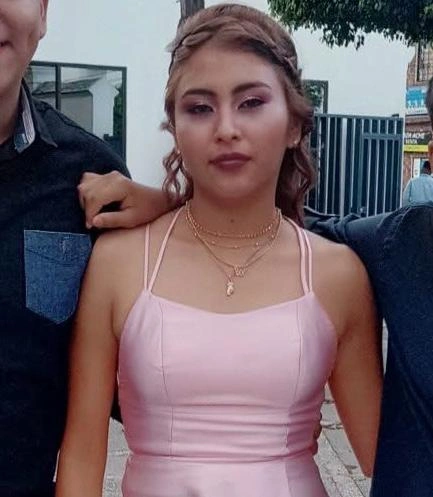 Angelique Briseida Cuéllar Calvario, la joven asesinada en una tienda de la colonia 10 de Mayo, cerca del mercado Morelos, era sobrina de “La Barbie”, un presunto líder criminal vinculado a La Familia Michoacana.
