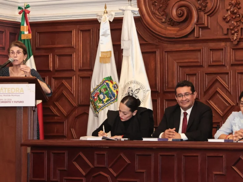 Annie Pardo, madre de Claudia Sheinbaum, imparte conferencia en la BUAP