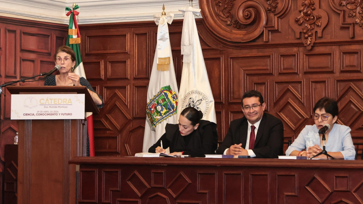 Annie Pardo, madre de Claudia Sheinbaum, imparte conferencia en la BUAP