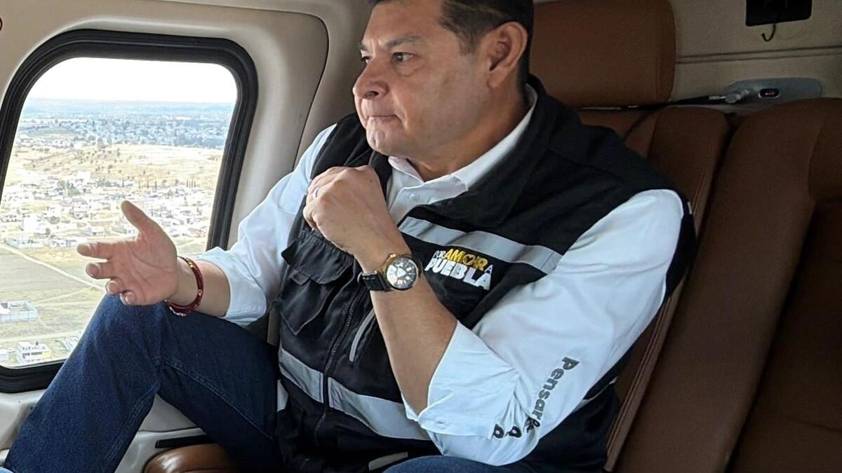En Viernes Santo, Armenta sobrevuela Puebla para labores de seguridad