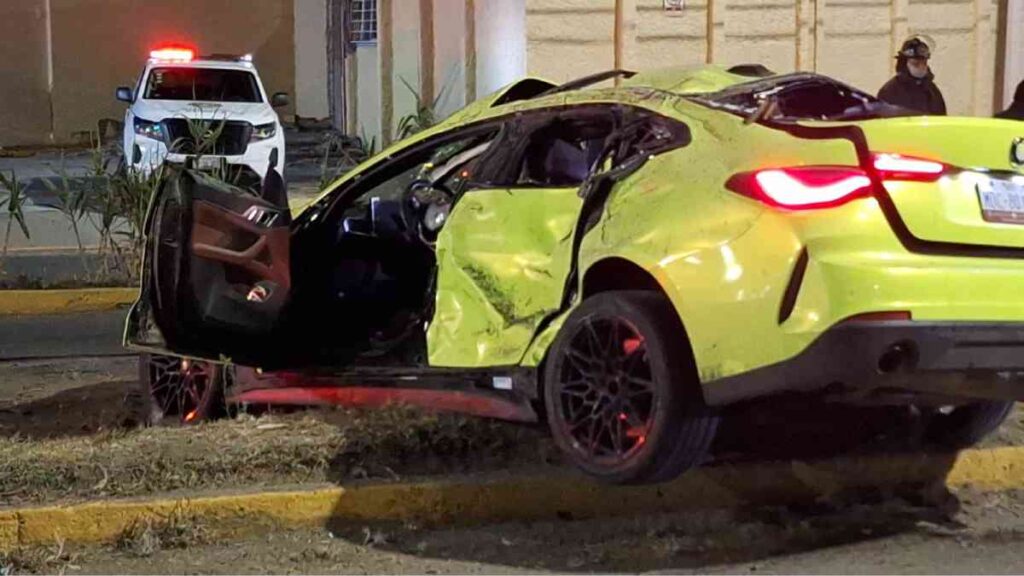 Trágico accidente en la carretera Puebla-Tlaxcala; mujer muere al salir expulsada de un BMW.